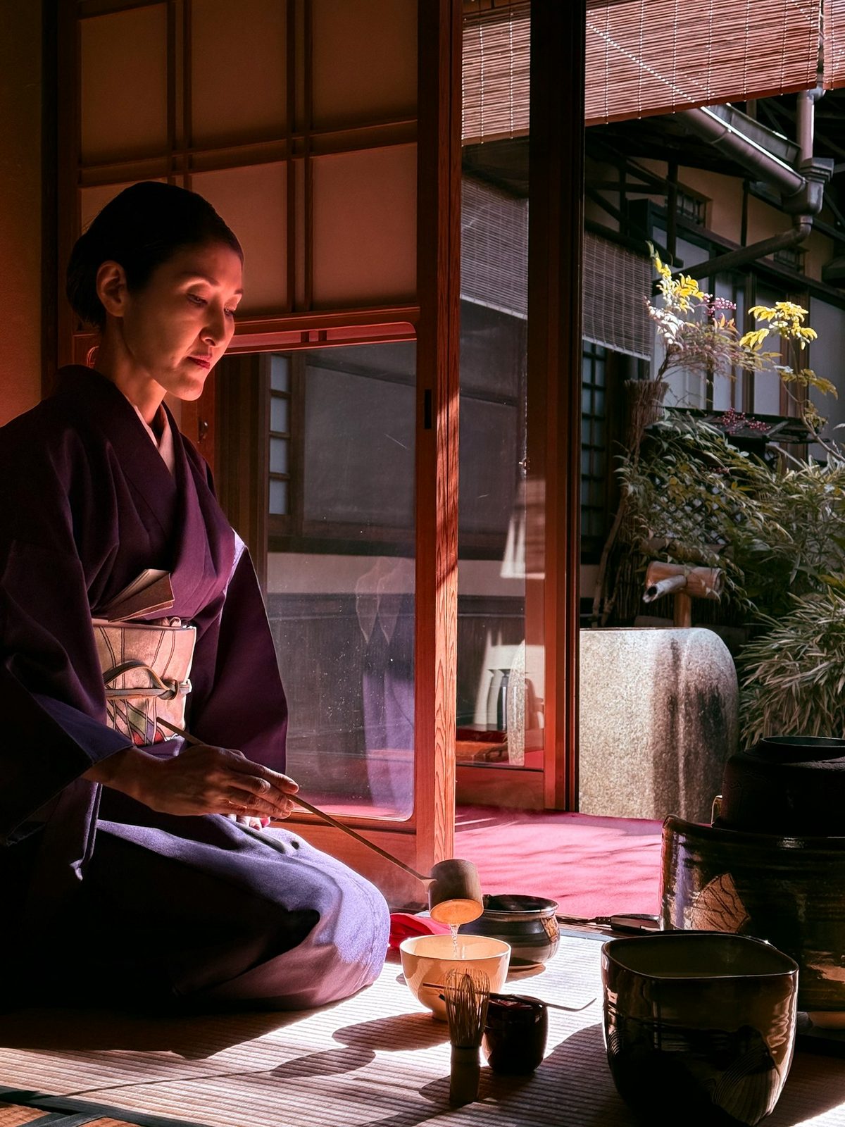 Una maestra prepara té en una casa tradicional de Kioto